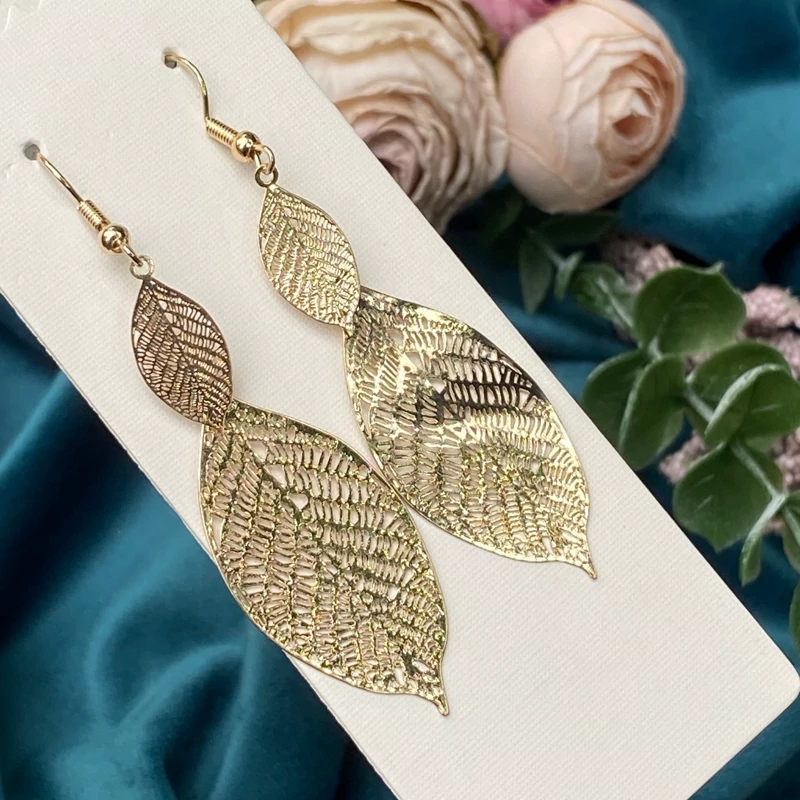 گوشواره آویزی طرح برگ طلایی